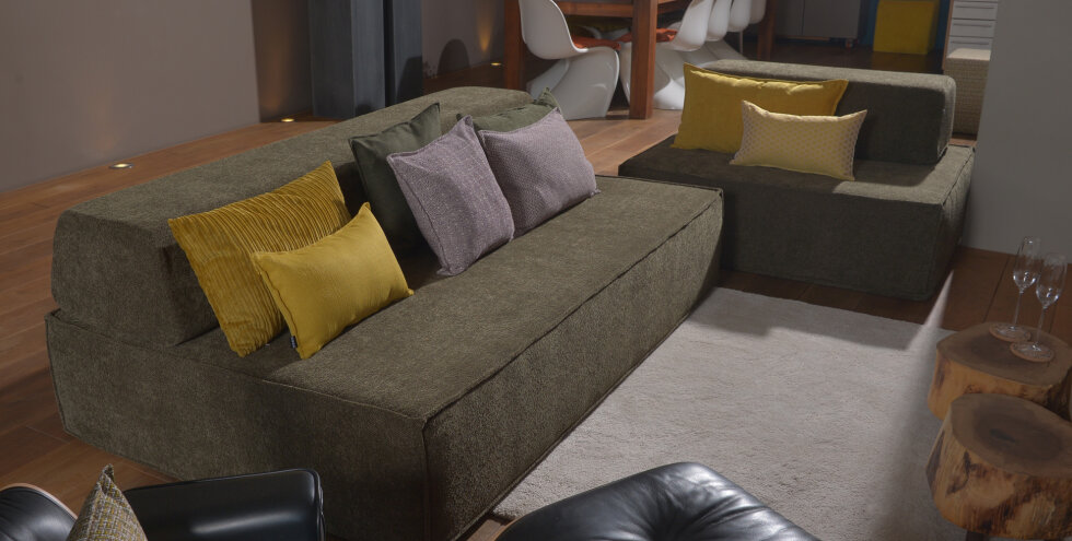  Das  modulare Sofa  MITCH in der Farbe  Olive...