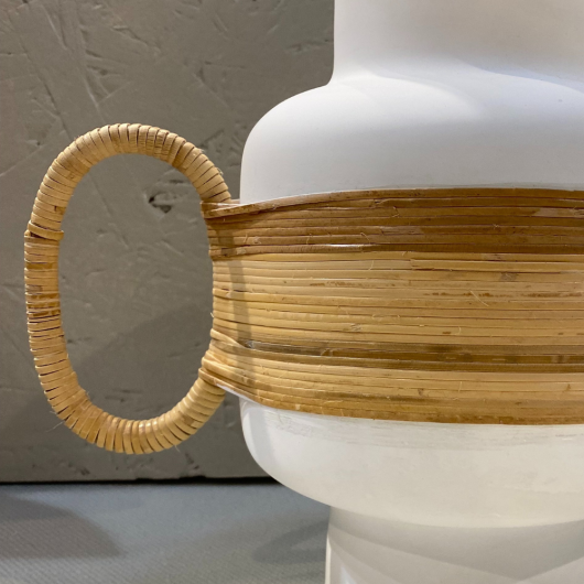byRoom Vase weiß 21x21x20cm aus Porzellan mit einem Griff